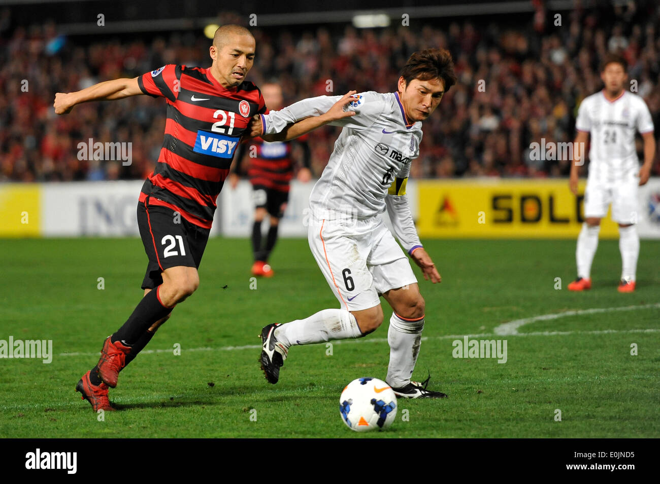 Sydney, Australia. 14th May, 2014. Wanderers Japanese midfielder Shinji Ono and Hiroshima midfielder Toshihiro Aoyama in action during the AFC Champions League game between Western Sydney Wanderers FC and Sanfrecce Hiroshima FC of Japan from the Pirtek Stadium, Parramatta. The Wanderers won 2-0 and progress on the away goal rule. Credit:  Action Plus Sports/Alamy Live News Stock Photo
