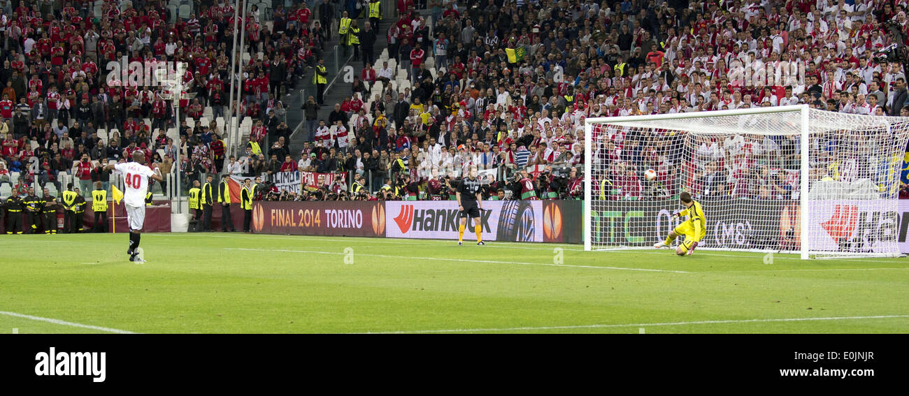 Turin, Italy. 14th May, 2014. Steephane Mbia (Sevilla), Jan Oblak (Benfiaca) Football/Soccer : Steephane Mbia of Sevilla scores in the penalty shoot-out during the UEFA Europa League Final match between Sevilla FC 0(4-2)0 SL Benfica at Juventus Stadium in Turin, Italy . © Maurizio Borsari/AFLO/Alamy Live News Stock Photo