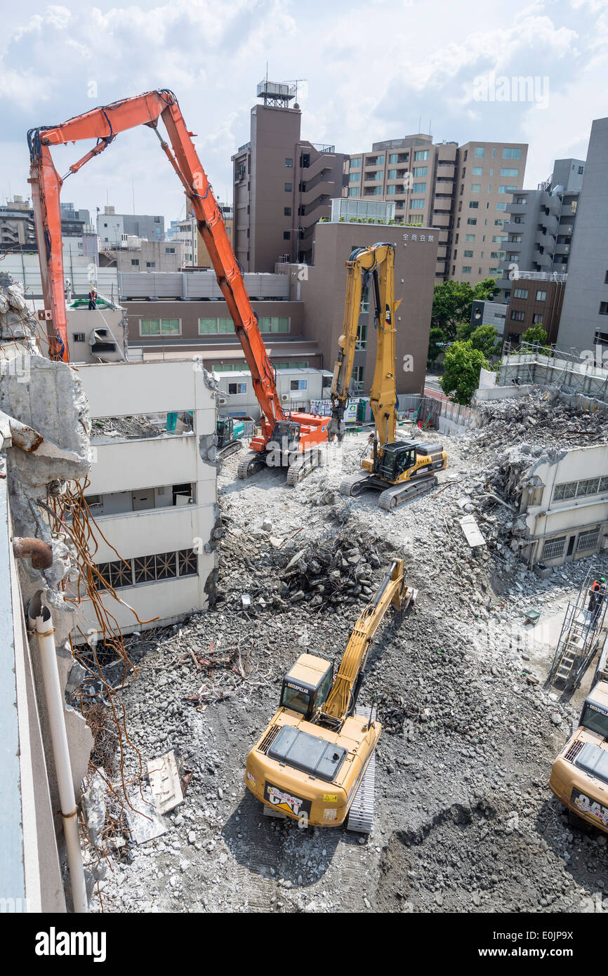 Cranes demolishing buildings in Tokyo, Japan Stock Photo