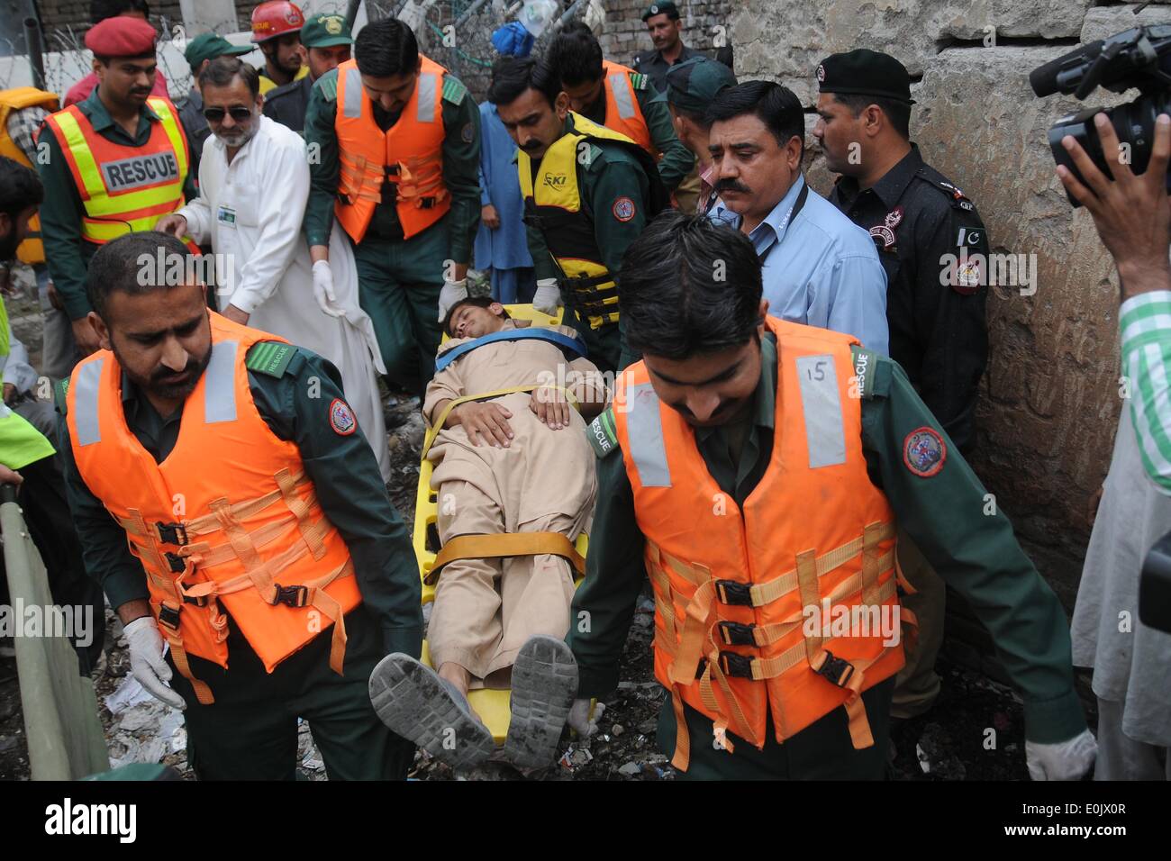 Rawalpindi, Pakistan. 15th May, 2014. Members of Pakistani rescuers and civil defence carry a mock injured victim on a stretcher a drill in Rawalpindi, Pakistan, May 15, 2014. Pakistani civil defence and rescuers attend a drill to prepare in case of flooding during the monsoon season which is due to start in June.  Credit:  M.Nadeem/Pacific Press/Alamy Live News Stock Photo