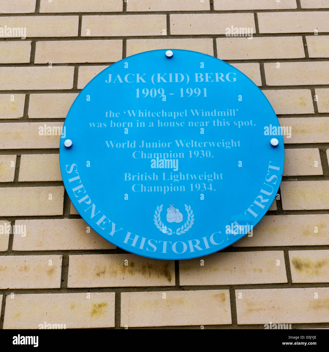 Commemorative plaque in Cable Street, East London, records the birthplace of the boxer Jack (Kid) Berg, the Whitechapel Windmill Stock Photo