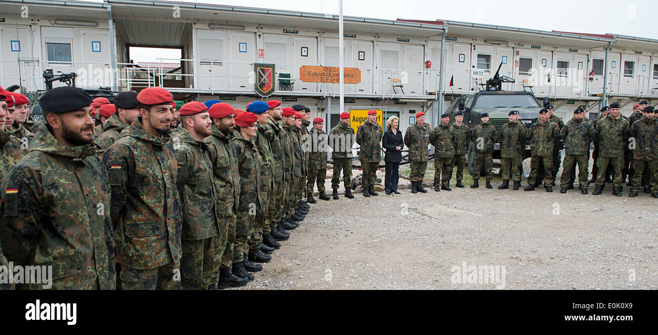 Novo Selo, Kosovo. 15th May, 2014. German Defence Minister Ursula von der  Leyen meets German soldiers at the KFOR-Camp in Novo Selo in Kosovo, 15 May  2014. Von der Leyen was to