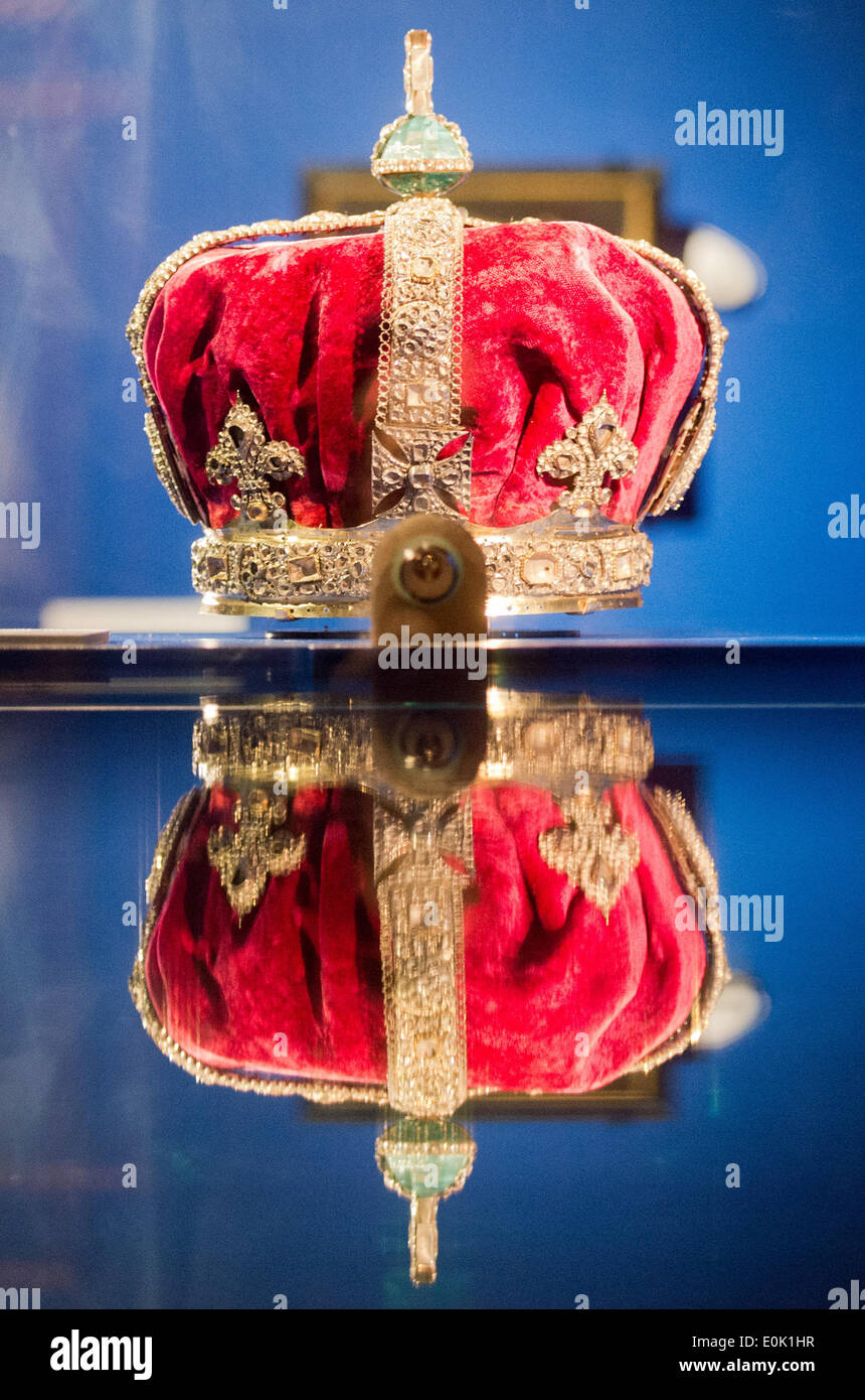 Hanover, Germany. 15th May, 2014. The casing of the crown of Georg I (1715) - part of the British crown jewels - are on display at the Lower Saxon state exhibition 'Hanover rulers on the throne of England 1714-1837' at the state museum in Hanover, Germany, 15 May 2014. The exhibition runs until 05 October. Photo: JULIAN STRATENSCHULTE/dpa/Alamy Live News Stock Photo