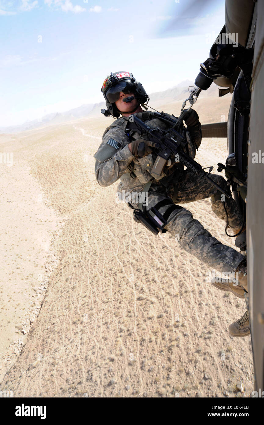 U.S. Army Sgt. Patrick Modesitt, a flight medic for the Colorado National Guard's 2d Battalion, 135th Aviation Regiment, gets r Stock Photo