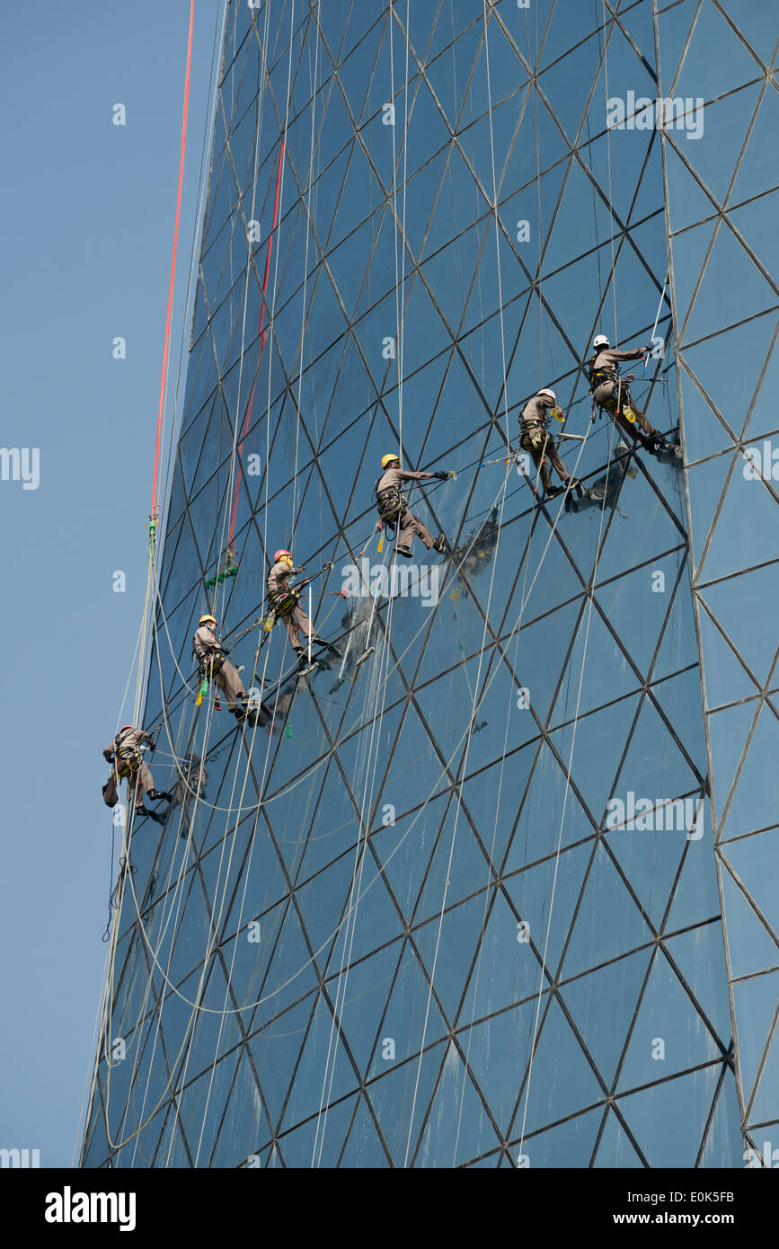 Doha. Qatar. Migrant workers cleaning the windows of the Al Bidda Tower. Stock Photo