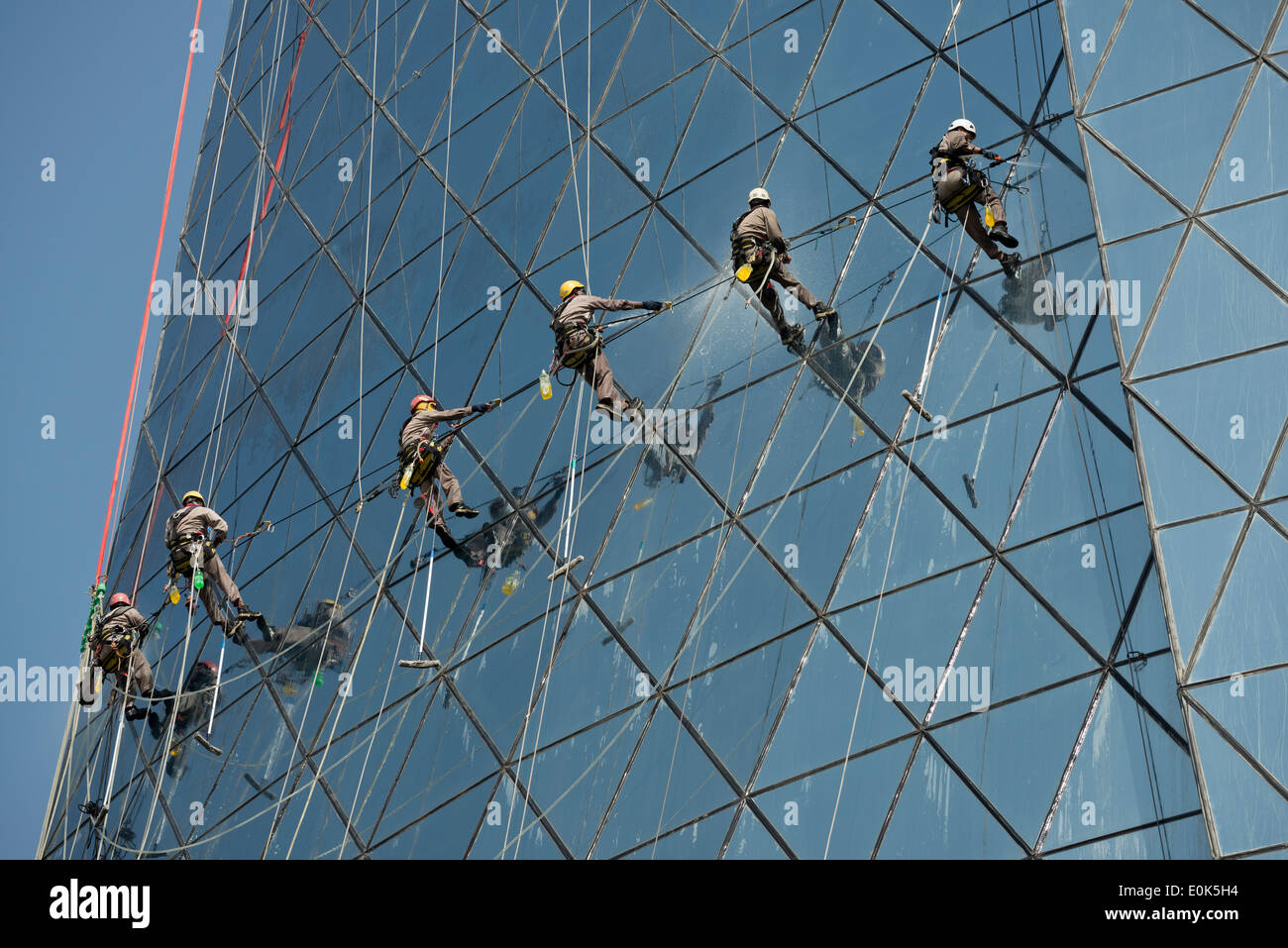 Doha. Qatar. Migrant workers cleaning the windows of the Al Bidda Tower. Stock Photo