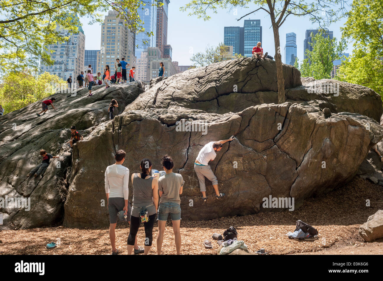 Bouldering enthusiasts on Rat Rock in Central Park in New York on Sunday, May 11, 2014. (© Richard B. Levine) Stock Photo
