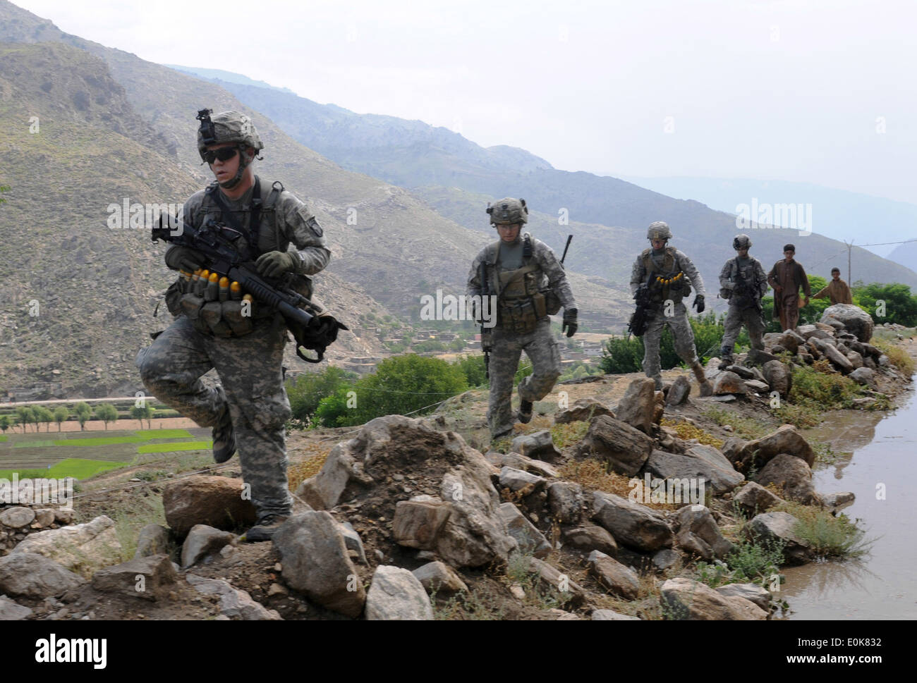KUNAR PROVINCE, Afghanistan – U.S. Army Soldiers with 3rd Platoon, Company B, 1st Battalion, 327th Infantry Regiment, Task Fo Stock Photo