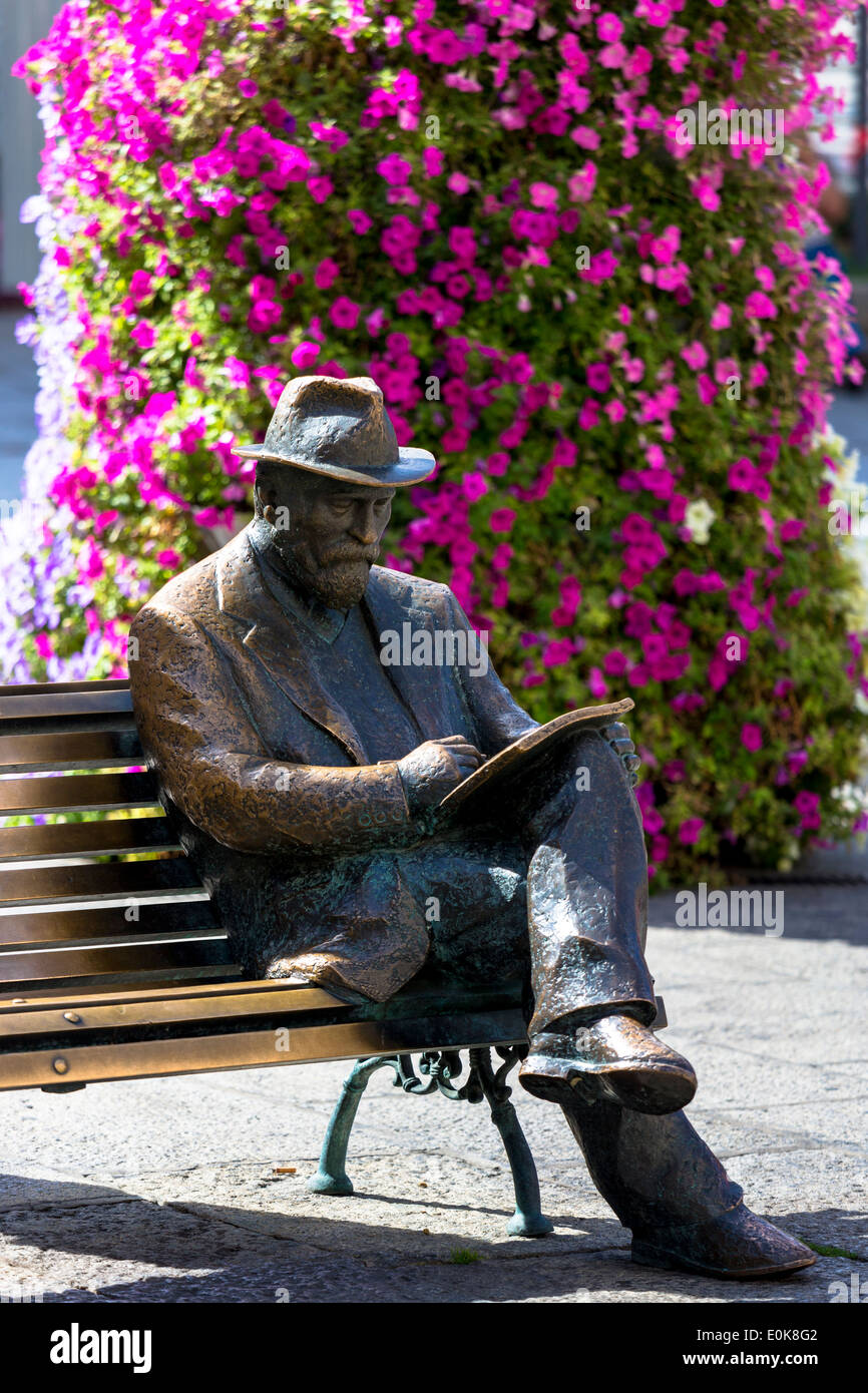 Bronze statue of architect Antoni Gaudi - Antony Gaudi - by Sculptor J. Luis Fernandez at Casa Botines in Leon, Spain Stock Photo