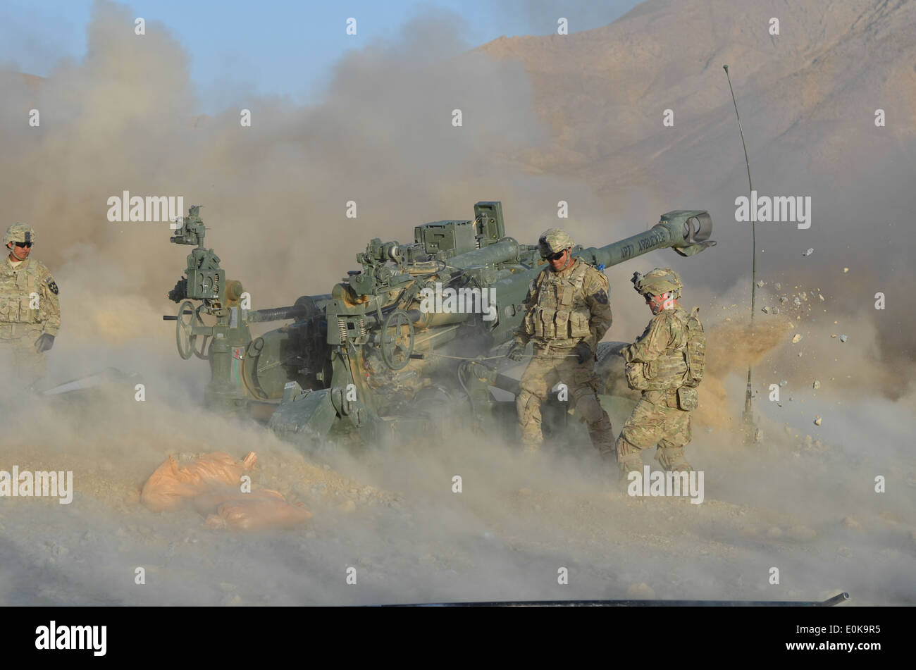 (Left to right) Spc. Fransico Andrade Jr., Spc. Eddie Ocampo and Spc. Patrick Welch of Charlie Battery, 1st Battalion, 37th Fi Stock Photo