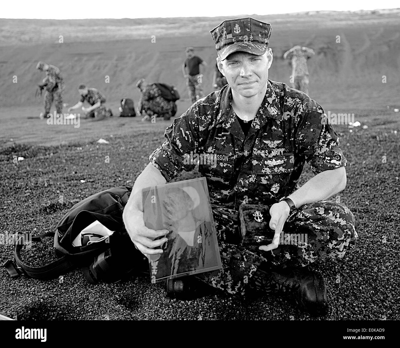 Chief Aviation Boatswain's Mate (Equipment) Andrew Thomasson and his grandfather share one last moment together on Iwo Jima's I Stock Photo