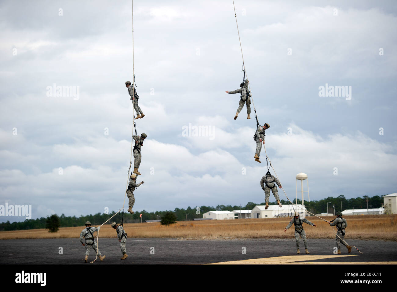 Soldiers from 7th Special Forces Group (Airborne) (7 SFG (A)) begin to be lifted off the ground by a CH-47 Chinook helicopter d Stock Photo