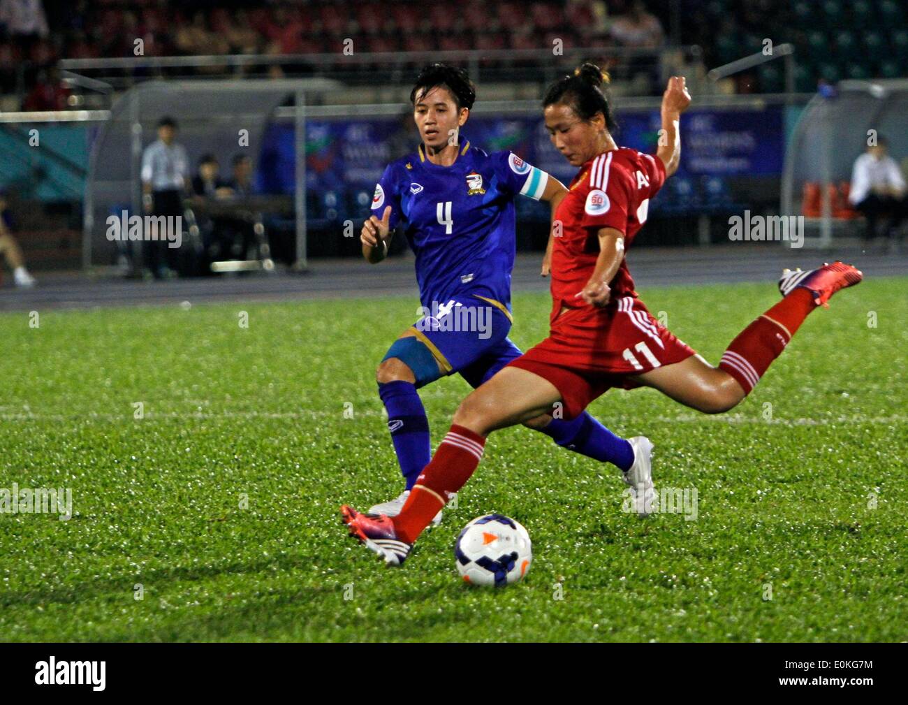 Ho Chi Minh City, Vietnam. 15th May, 2014. Yang Li (R) of China shoots during the 2014 AFC Women's Asian Cup against Thailand at Thong Nhat Stadium in Ho Chi Minh city, Vietnam, May 15, 2014. China beat Thailand 7-0 © Nguyen Le Huyen/Xinhua/Alamy Live News Stock Photo