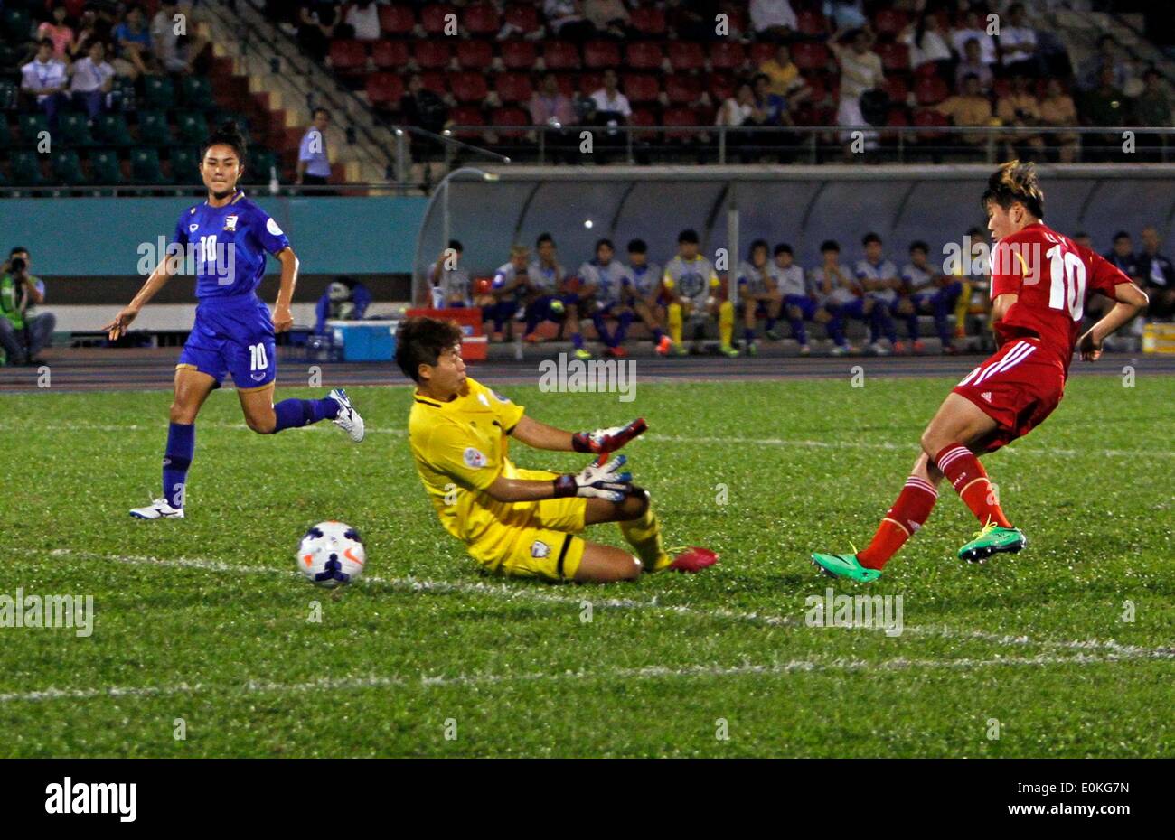 Ho Chi Minh City, Vietnam. 15th May, 2014. Li Ying (R) of China competes during the 2014 AFC Women's Asian Cup against Thailand at Thong Nhat Stadium in Ho Chi Minh city, Vietnam, May 15, 2014. China beat Thailand 7-0 © Nguyen Le Huyen/Xinhua/Alamy Live News Stock Photo