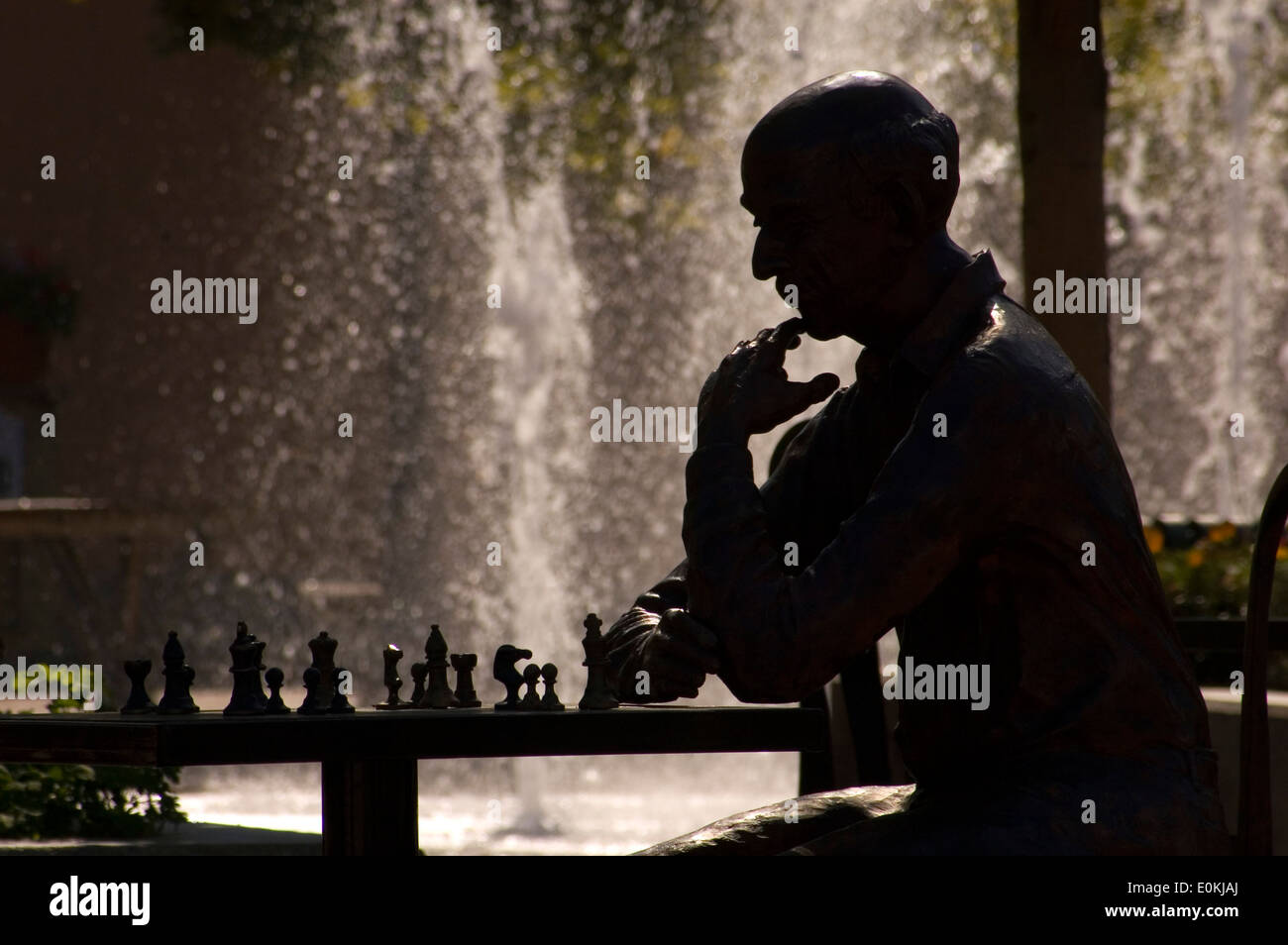 Chess player bronze statue by Paul Helzer, Vogel Plaza, Medford, Oregon Stock Photo