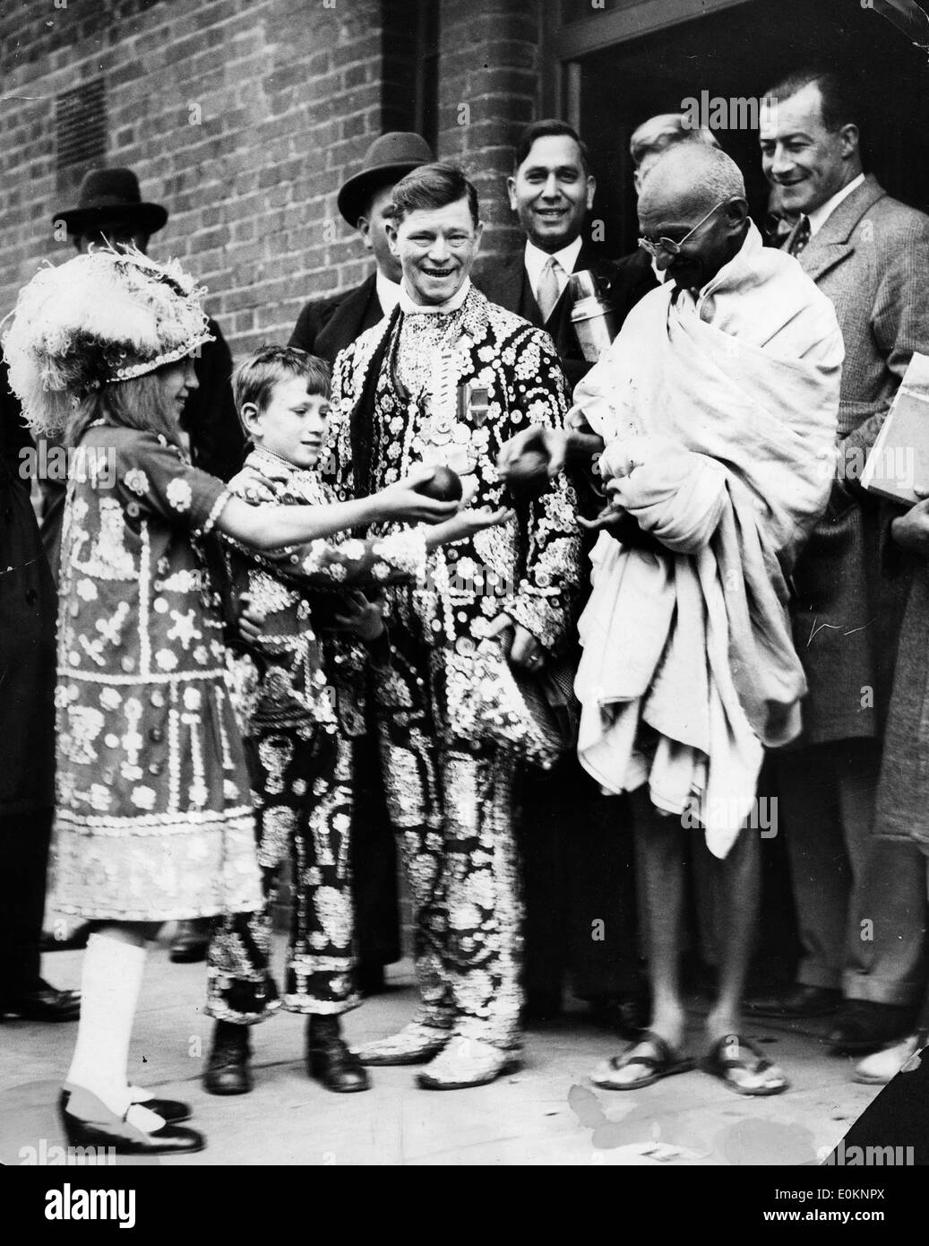 Mahatma Gandhi and King James Phillips receiving oranges Stock Photo