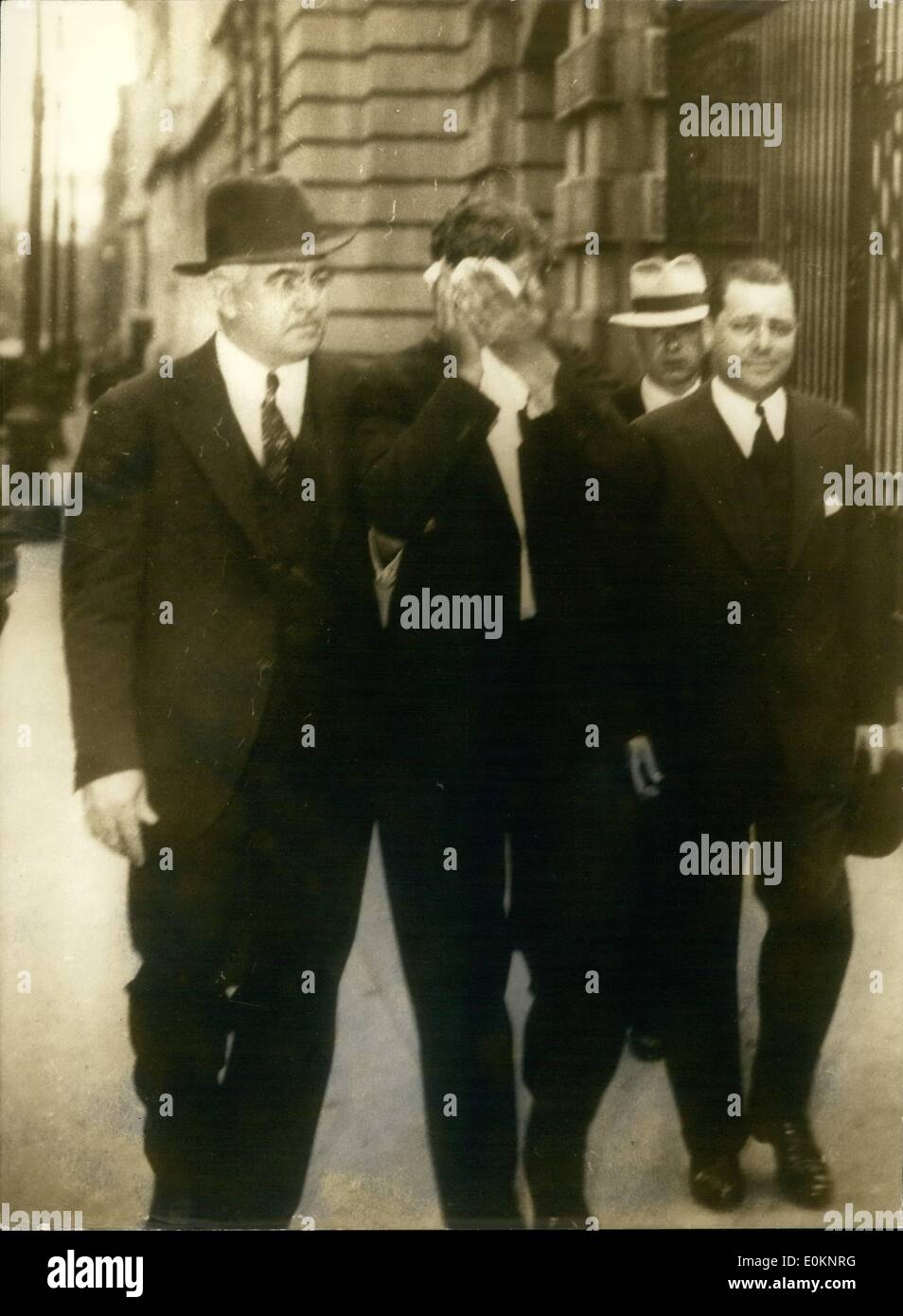 May 05, 1932 - REVEALS STORY OF LINDY BABE'S DEATH TO POLICE NEW YORK - FRANK PARICH, CENTER SHOWN WITH ASST DISTRICT ATTORNEY CONN OF THE COUNTRY, AND POLICE CEICIAES, LEAVING POLICE HEADCUAQRTES AFTER JOS ALLEGED ''CONFESSION'' OF HAVINE TAKEN PART IN KIDNAPPING THE LINDESGH BABY. PARZCH NAMED RUM RUNNERS AS HIS ''ACCOMPLICES'' IN THE PLOT. ACCOGDING HIS STORY. Stock Photo