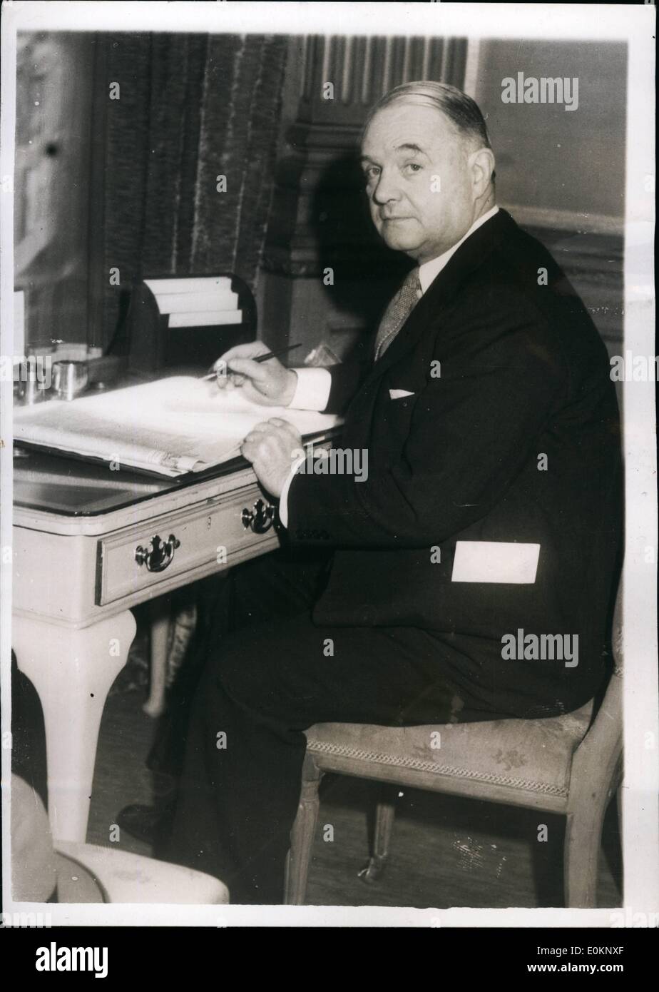 Dec. 12, 1940 - U.S. MYSTERY MAN IN LONDON. COL. DONOVAN AT HOTEL TODAY. KEYSTONE PHOTO SHOWS: Colonel W. J. Donovan, U.S. ''Mystery Man'', thought to be a secret emissary from the White House, who arrived in Britain yesterday by air from Lisbon, photographed at his hotel Stock Photo