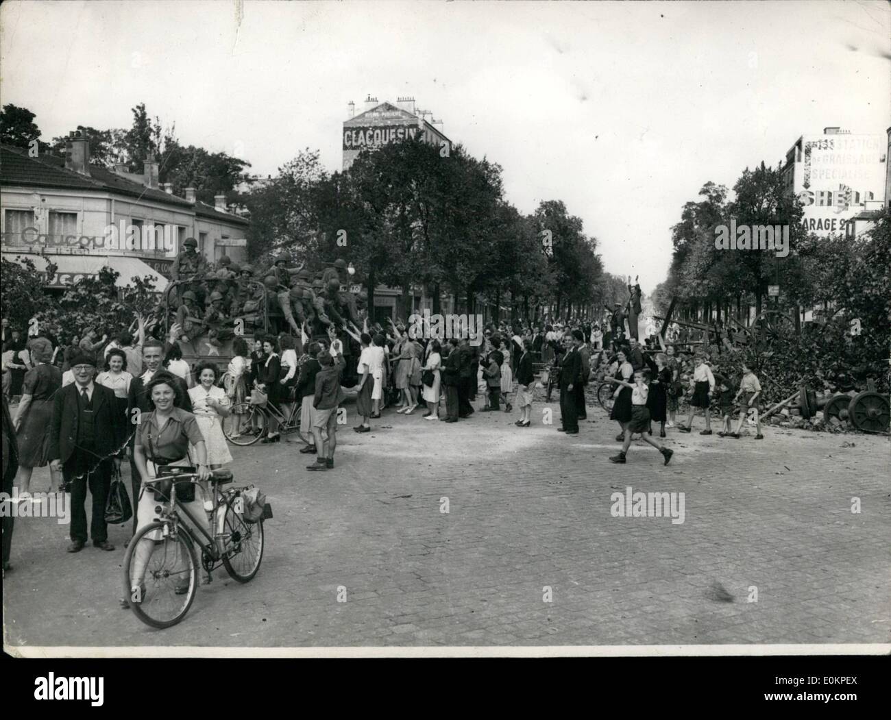 Aug. 08, 1944 - First Pictures Flow Liberated Paris: Crows cheering american troops entering Paris. Note the Barricades on the eight. Where members of the Fenoh Resistance movement enough the enemy. Stock Photo