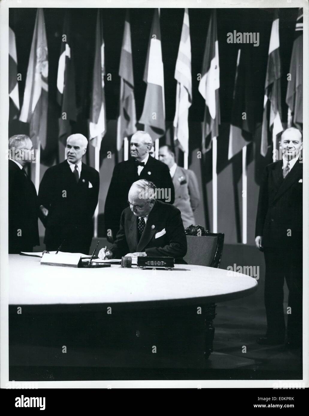 Jun. 06, 1945 - The San Fransisco Conference Arthur H Vandenberg, Untied States Senate, member of the Delegation from the Untied Sttes, signing the United Nations Charter, 26 June 1945 Stock Photo