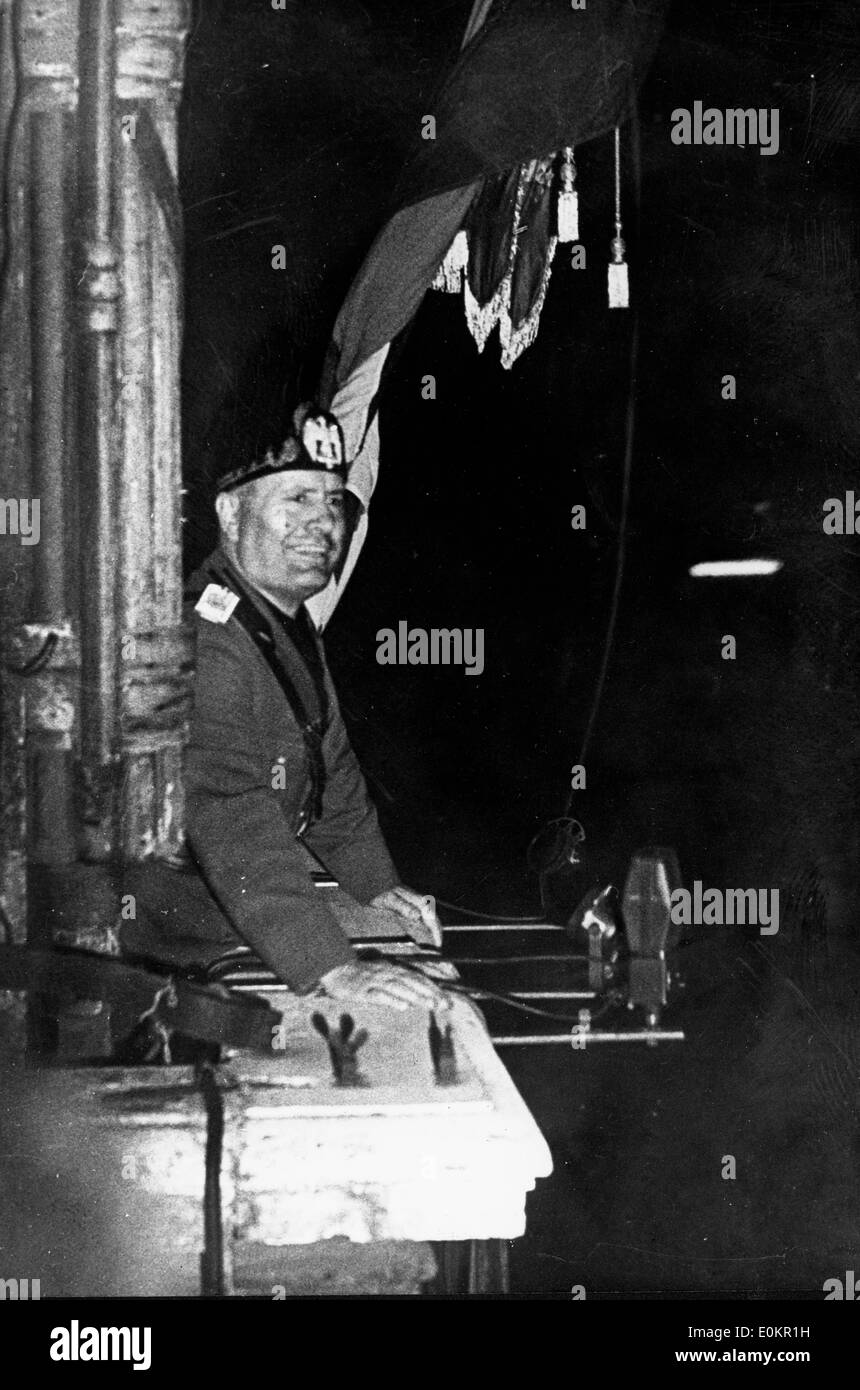 Dictator Benito Mussolini addressing the crowd from the Palazzo Venetia balcony Stock Photo
