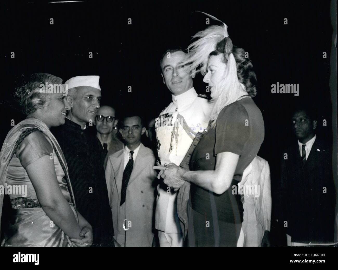 Apr. 04, 1947 - New Indian viceroy gives Reception to delegates : The new viceroy of India, lord Louis Mountbatten, accompanied Stock Photo