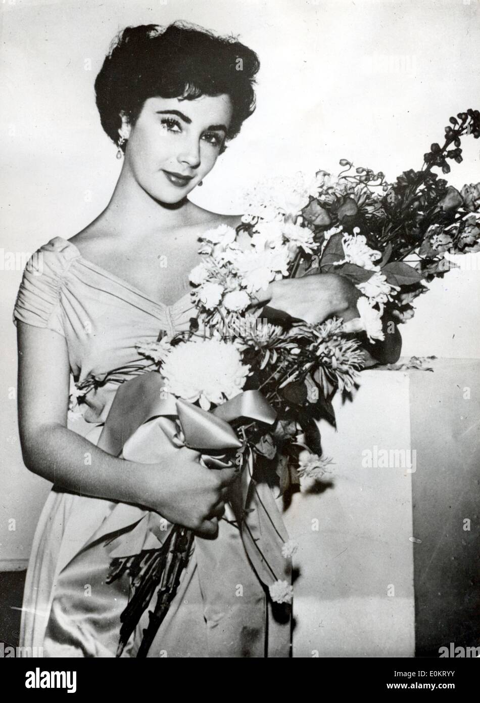 Actress Elizabeth Taylor with a bouquet of flowers Stock Photo