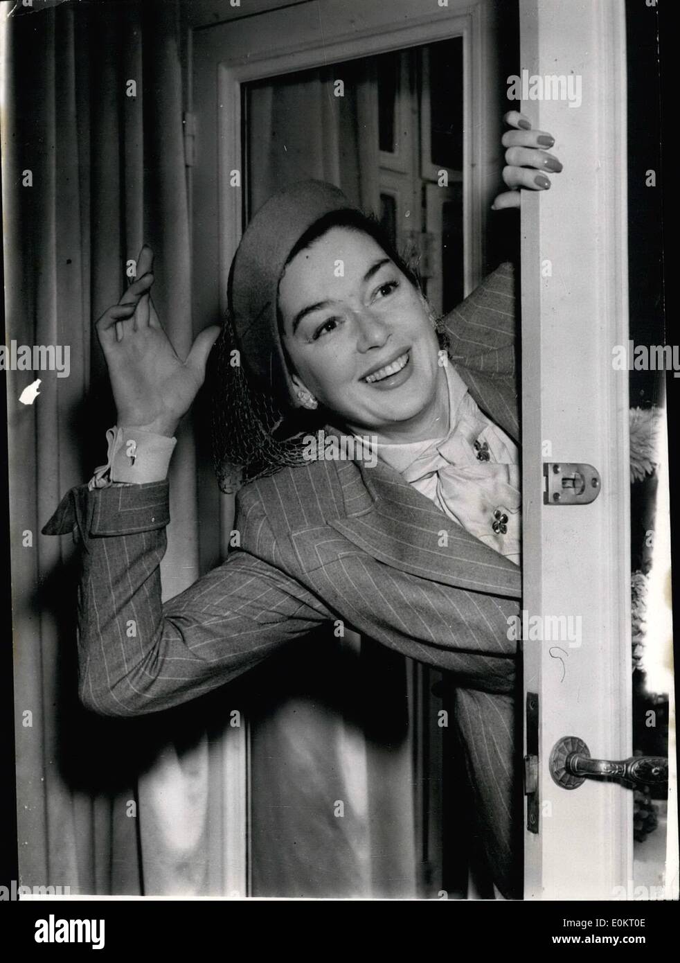 Nov. 11, 1949 - Rosalind Russell At The Savoy Screen Star Says ''Good Morning'' : Screen star Rosalind Russell who is here for next week's Royal Command Show (Film) waves a greeting - at the Savoy Hotel this morning. Stock Photo
