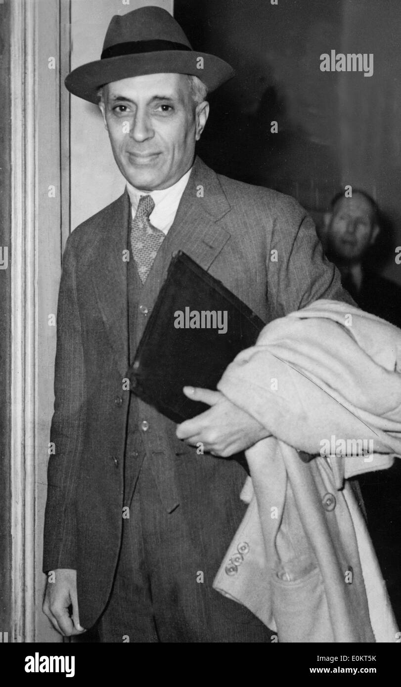 Jawaharlal Nehru arriving at No. 10 Downing Street for a meeting Stock Photo