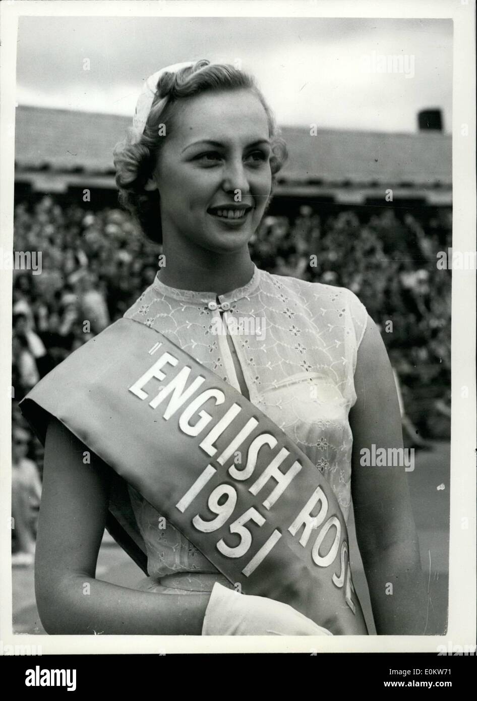Aug. 08, 1951 - The English Rose Beauty Competition at Southport Ã¢â‚¬â€œ  Three Famous radio stars, Norman Evans, Harry Secombe Stock Photo - Alamy