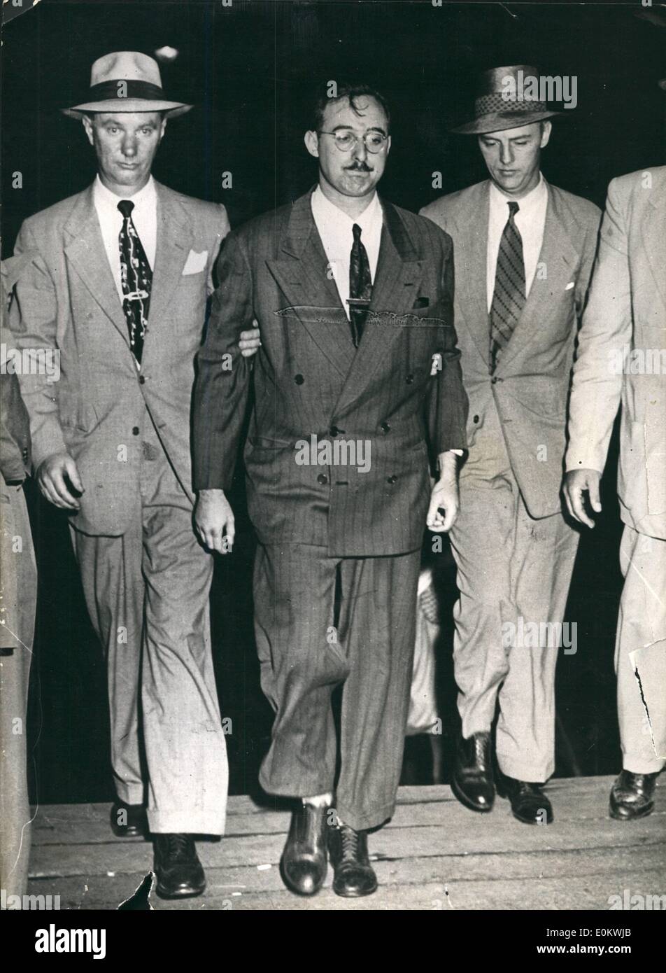 Jul 07 1950 Rosenberg Arrested As Atom Spy Photo Shows Fbi Agents Escort Julius Rosenberg Centre A 32 Year Old Engineer Stock Photo Alamy