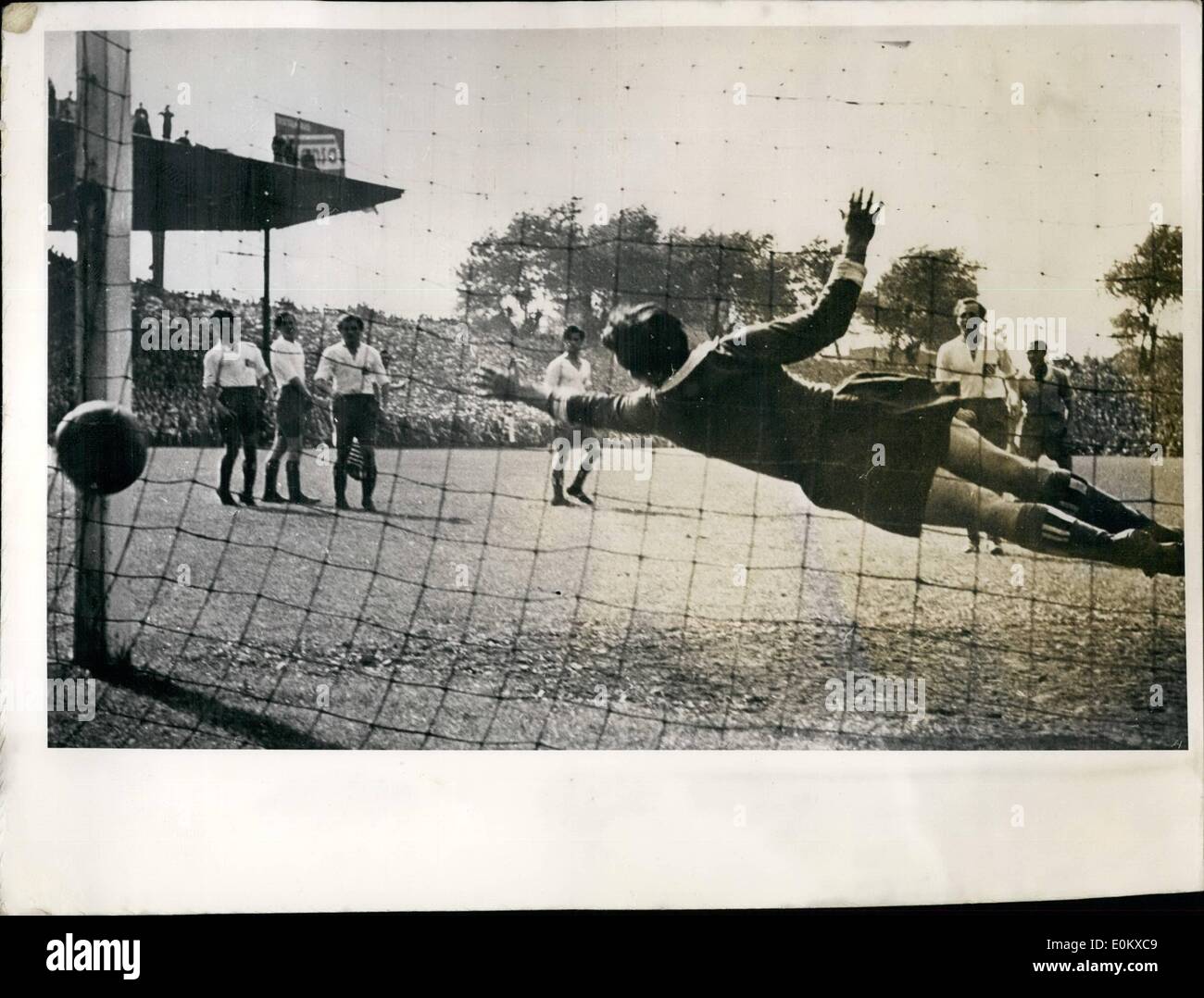 May 05, 1952 - Pictured: Matzkowski obscured on the left launches a ball over the wall to Mallinowsky, who headed it into the b Stock Photo