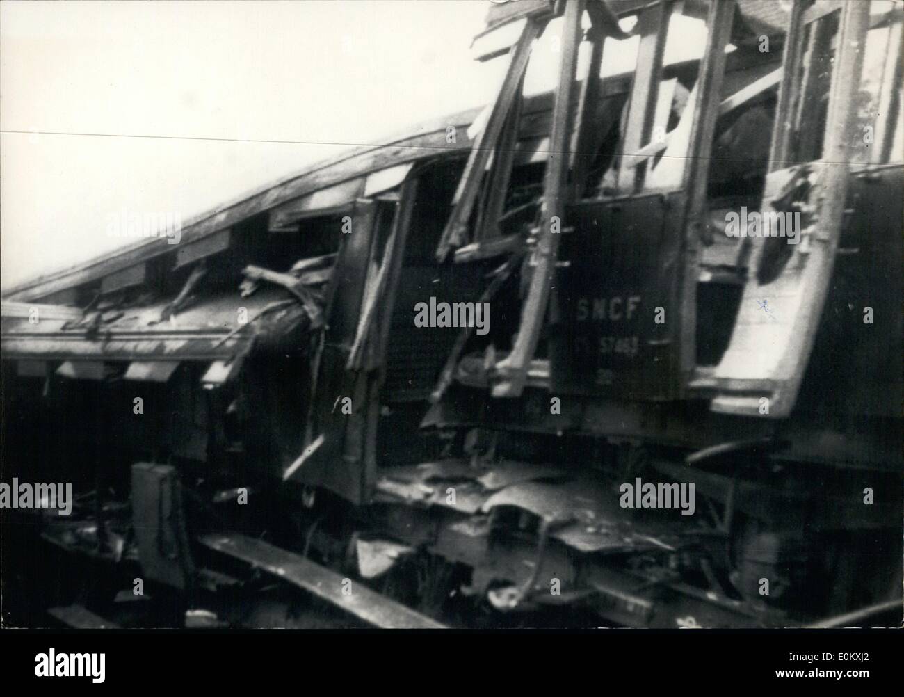 Oct. 10, 1952 - Train crash near Lyons - 8 dead and 50 injured: A serious train crash occurred this morning at several miles from Lyons. 8 dead and 50 injured are to be deplored. This accident is due to a loose engine and workmans train. The remains of the wagons of the workmans train. Stock Photo