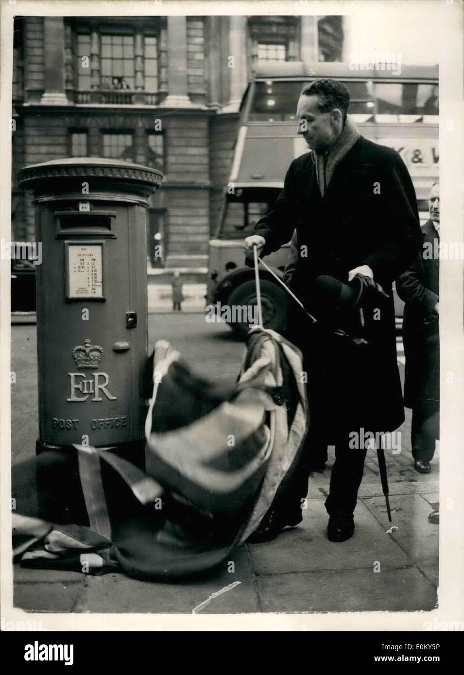 Nov. 11, 1952 - First G.P.O. Pillar Box With ''E.R.'' Cypher Unveiled In London; The Earl of Selkirk, O.B.E., Parliamentary Secretary to the Postmasters General -this afternoon unveiled the first G.P.O. pillar box which bears the new Royal Cypher E.R. - on the White hell side of the Horse Guards Parade. Photo Shows The Earl Of Selkirk unveiling the new cypher on the pillar box today Stock Photo