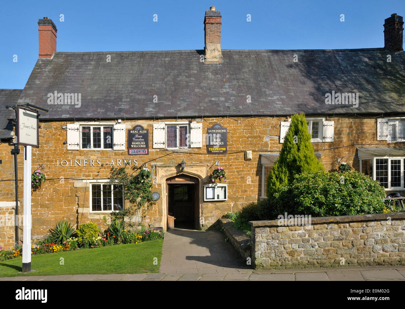 Joiners Arms Village Pub, Bloxham, Oxfordshire Stock Photo 69280584