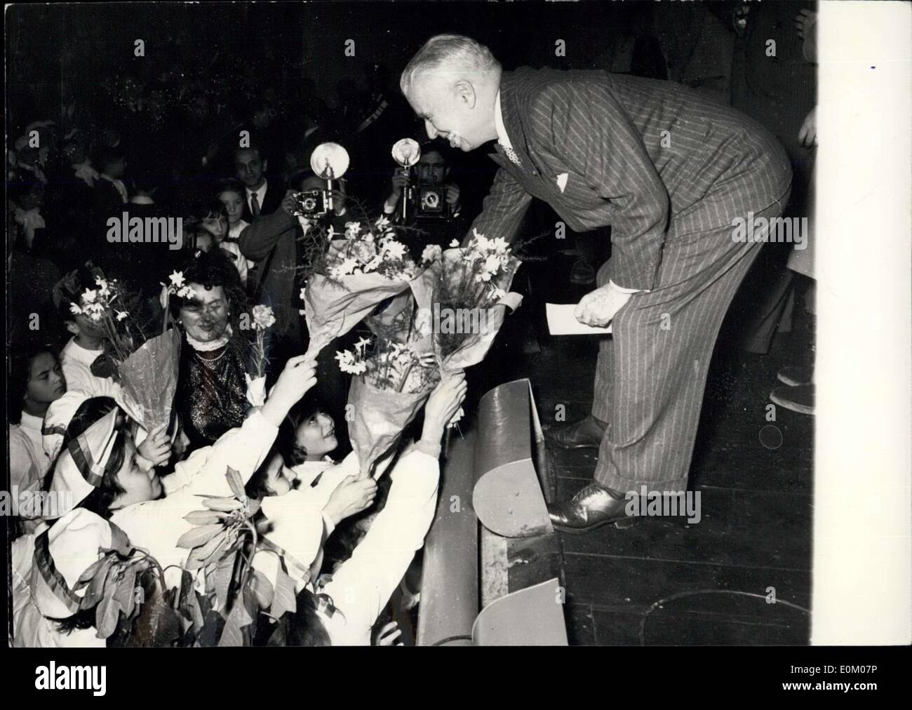 Dec. 21, 1952 - Charlie Chaplin pressences at performance: Rome December 21st, 1952. Charlie Chaplin has presenced today in Tome at Super cinema picture movies at a performance of his photo play, organized for the children.. Photo shows Charlie Chaplin receives a floreal homage. Stock Photo