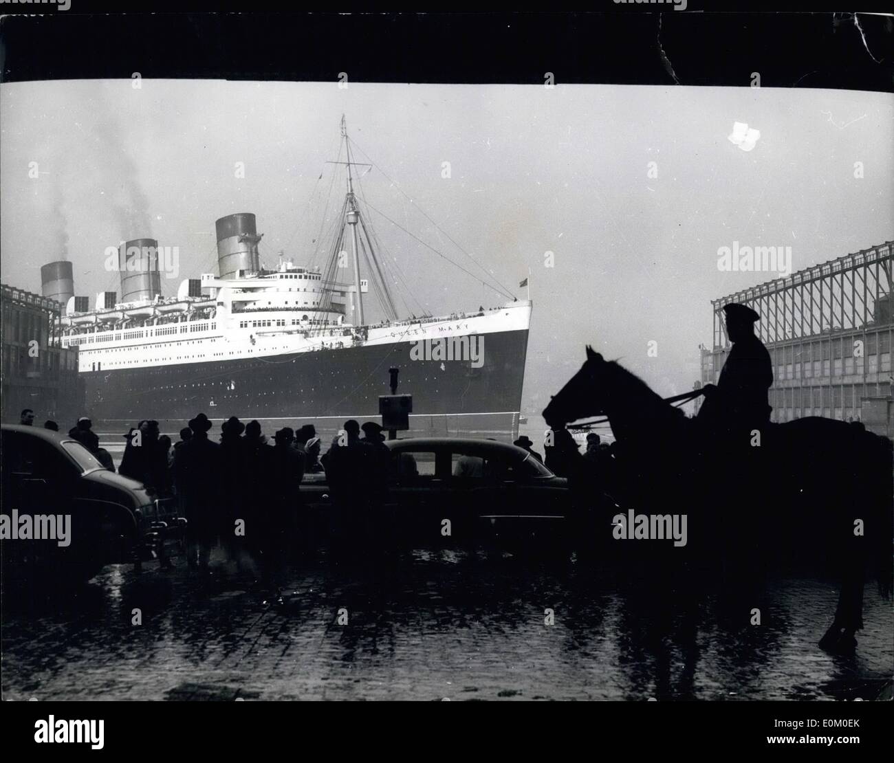 Feb. 02, 1953 - New York tug strike fails to defeat Docking of the E.S. Queen Mary: The dockside in New York was crowded by dockers - onlookers etc. to witness the amazing feat of the docking of s.s. Queen Mary - a feat which she managed without the aid of the usual 20 tugs pushing and pulling her alongside the pier. Even the striking tug crews had to admit that ''It took plenty to beat these Britshers''. At the first attempt the fast flowing tide put the giant liner in an unfavorable position just as she had her bows in the dock entrance, and the skipper quickly put her estern Stock Photo
