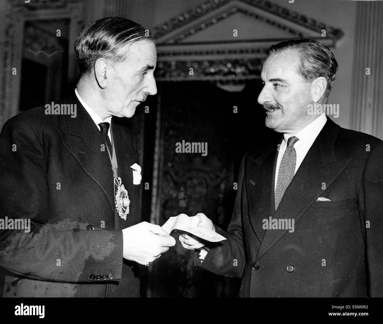 Sir Rupert de la Bere receives check from Gordan Munro Stock Photo