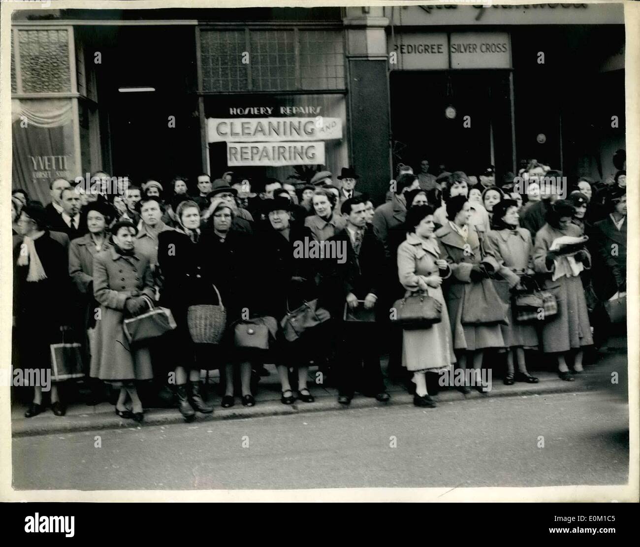 Mar. 03, 1953 - John Christie Is Found On London..Scene Outside Putney Police Station: John Reginald Halliday Christie, the man Stock Photo