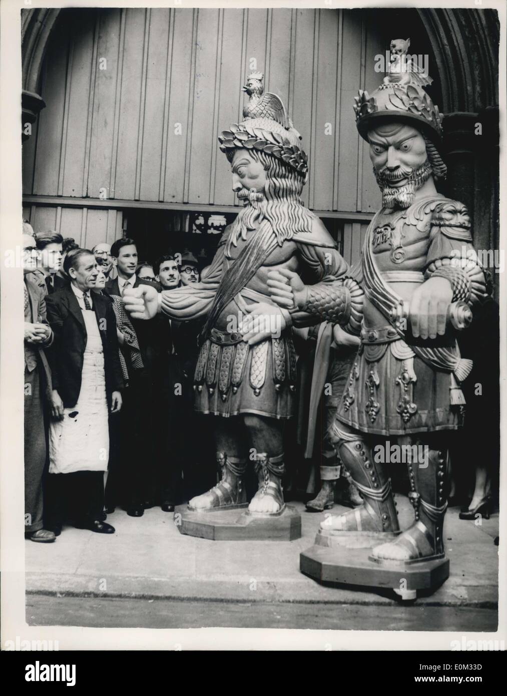 May 20, 1953 - GOG AND MAGOG, BACK AT THE GUILDHALL. Gog and Magog, the new giant effigies which are to replace those destroyed Stock Photo
