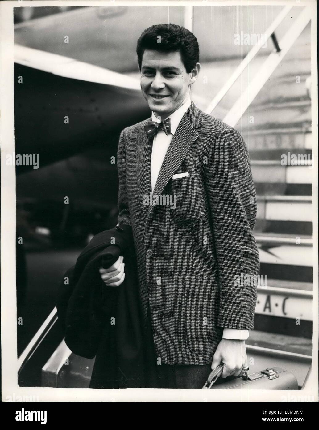 May 05, 1953 - American Singer arrives in London Eddie Fisher to appear at Palladium: Eddie Fisher 24 the latest idol of the U Stock Photo