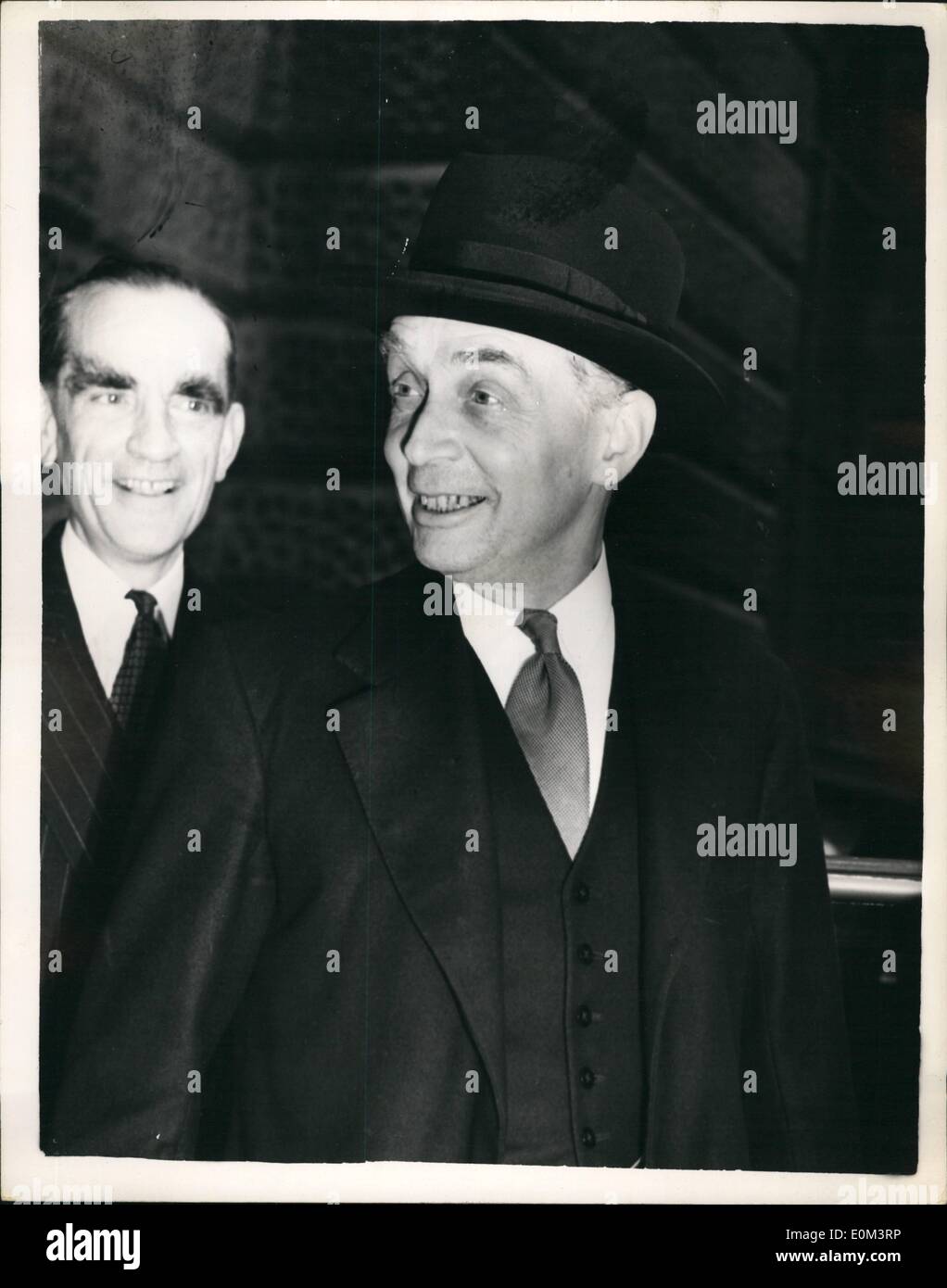 Jun. 06, 1953 - Christie Trial At The Old Bailey. Photo Shows: Sir Lionel Heald, the Attorney General - photographed leaving the Old Bailey this evening, after today's hearing in the trial of John Halliday Christie Stock Photo