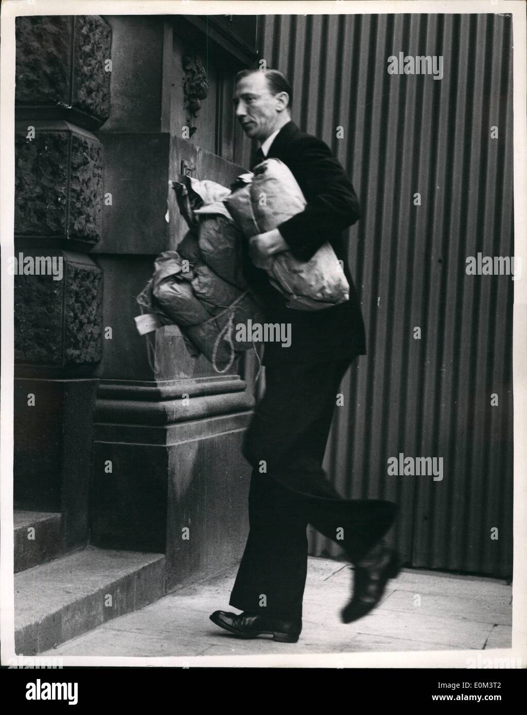 Jun. 06, 1953 - Christie Trial Opens At The Old Bailey. The trial of John Reginald Halliday Christie, charged with murdering his wife and three other women, started at the Old Bailey. Photo Shows:- Police officer carries various pieces of evidence into the Old Bailey. Stock Photo