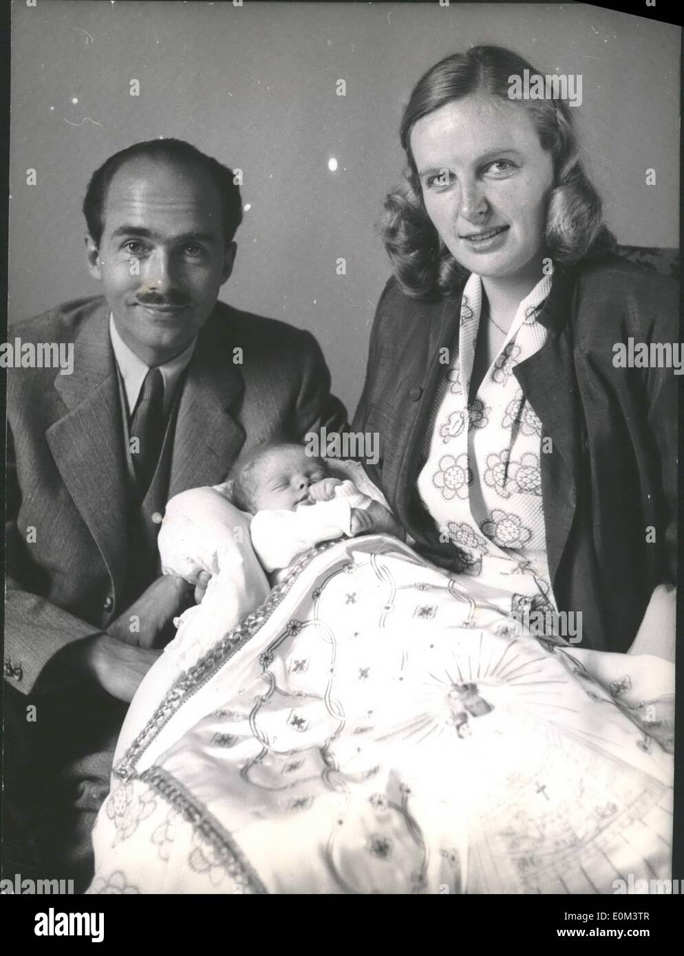 Jun. 06, 1953 - First family portrait of Duke Otto Von Habsburg. photo shows The Austrian Duke Otto Von habsburg, his wife Regina, princess in of Saxony meiningen, and princess Andrea maria who was born on 30 may 1953 in wuerz burg, Germany. The royal couple is to leave wuerzburg scon. Stock Photo