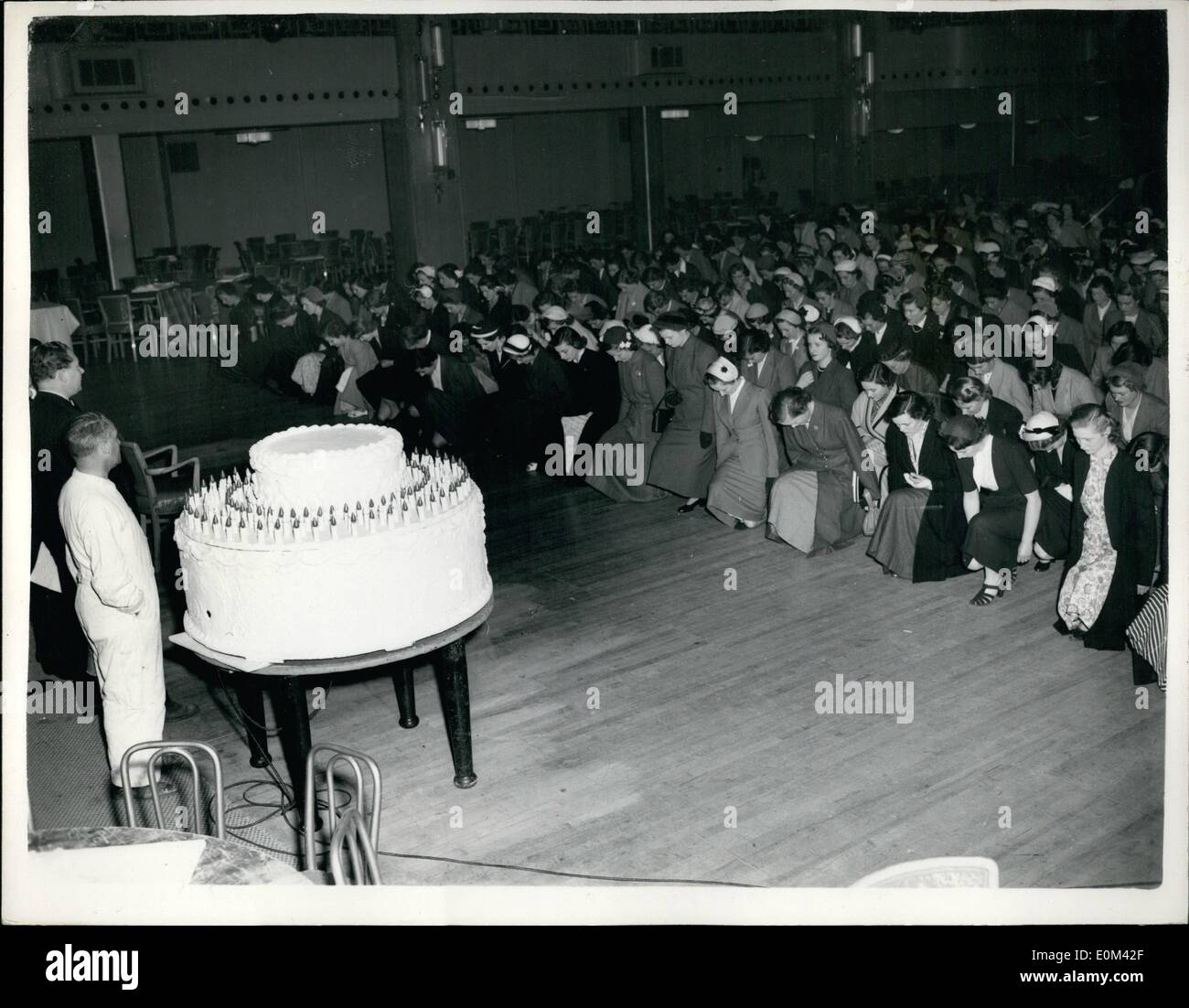 Debutantes, clad in their finery curtsey to King George V and Queen Mary  during a court presentation. Thus they are launched into  "Society". Date: 1928 - SuperStock