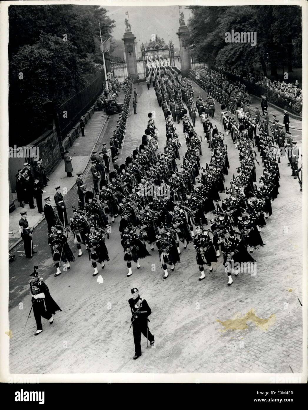 Jun. 25, 1953 - Royal visit to Scotland: H.M The Queen and The Duke of Edinburgh who are paying a State visit to Scotland, yesterday attended a National Service of Thanksgiving at St. Giles Cathedral. Photo shows: General view showing pipers and troops in the State procession as it left Holyroodhouse. Stock Photo
