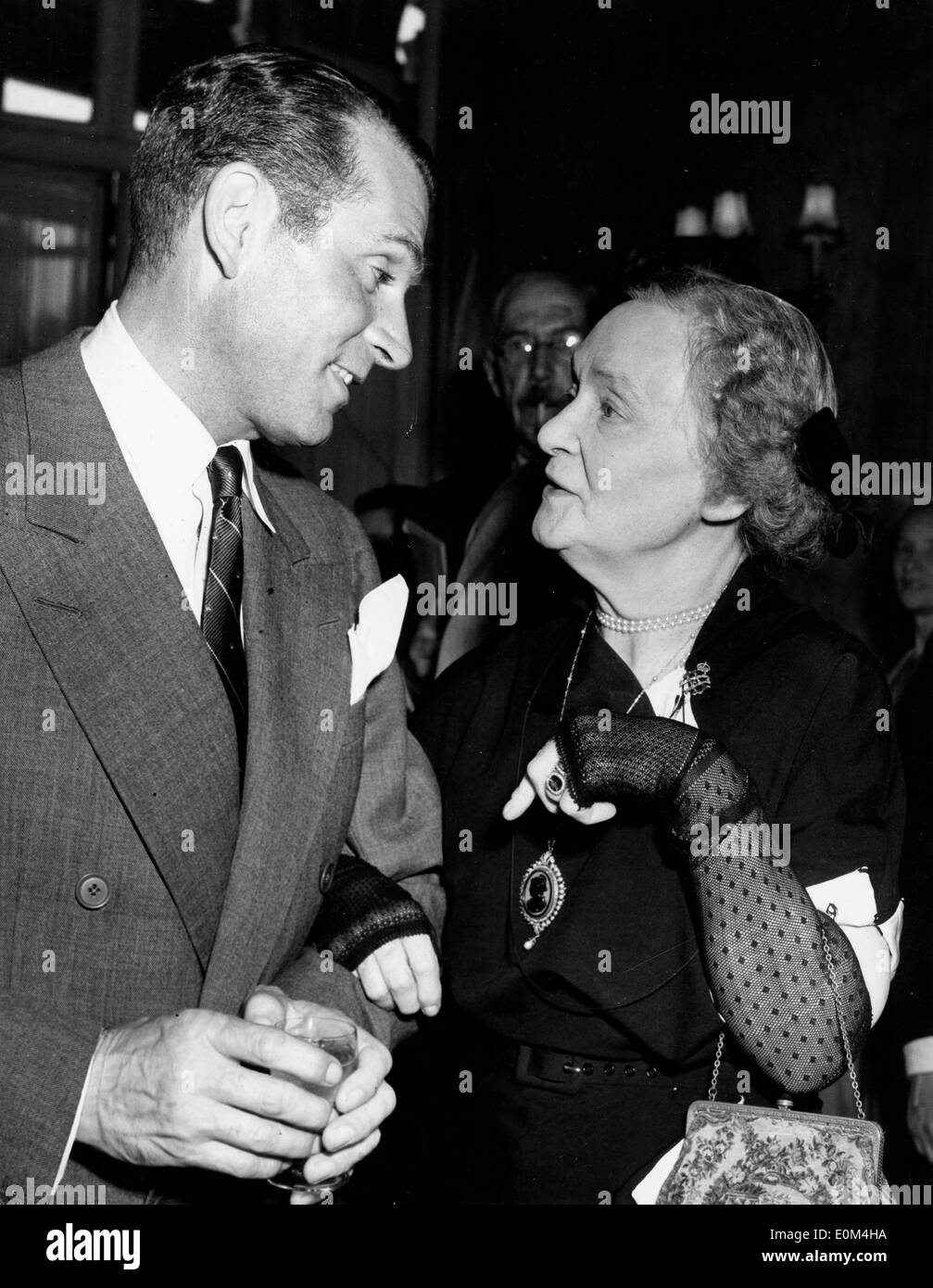 Actor Laurence Olivier chats with ballerina Adeline Genee Stock Photo