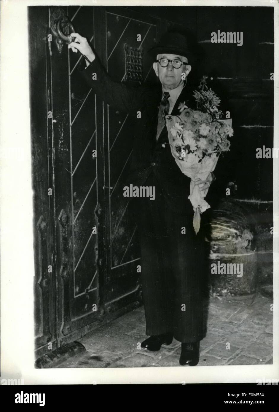 Aug. 08, 1953 - Mr. Merrified takes a bouquet to his wife at strangeways jail. Manchester. Photo shows Seventy one year old Mr. Stock Photo