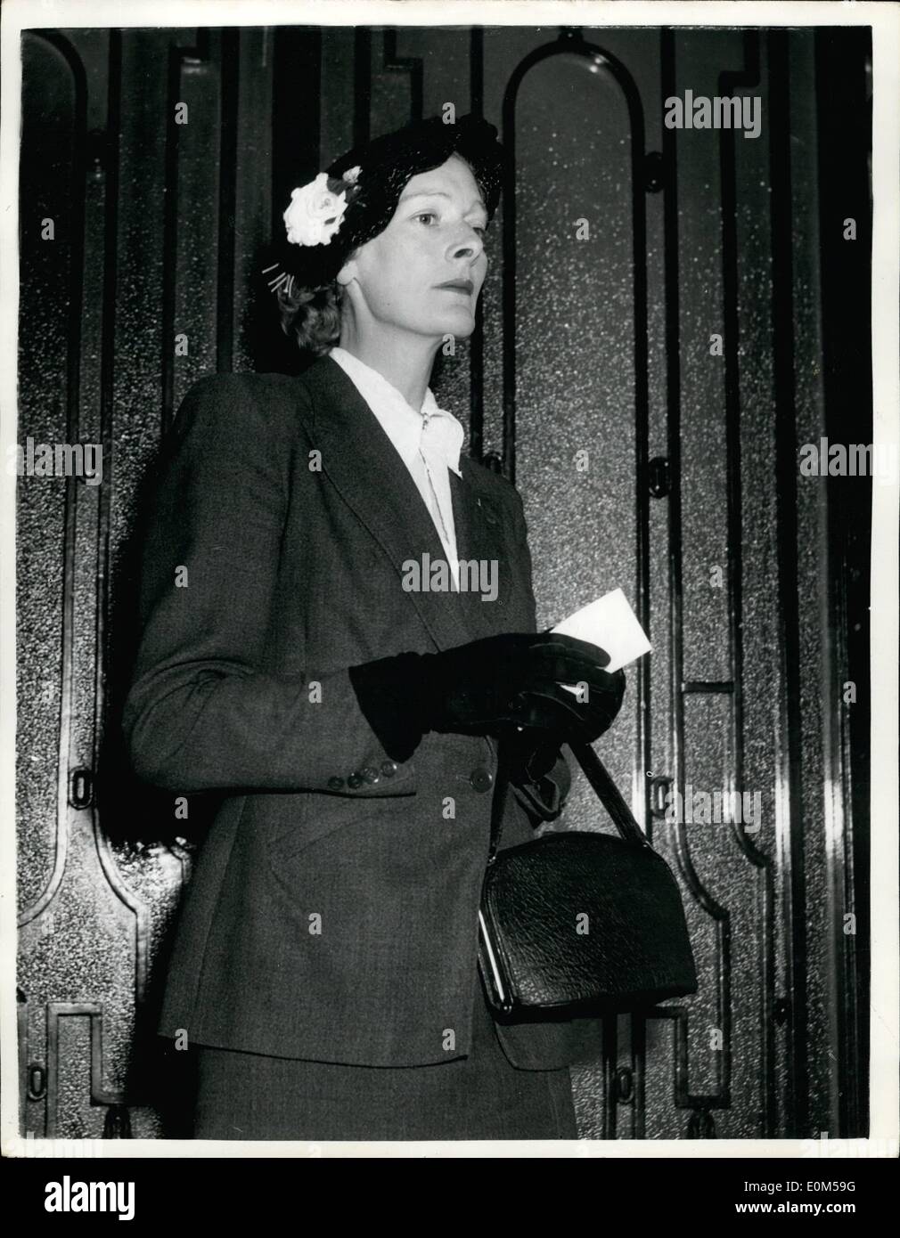 Aug. 08, 1953 - Mrs. Sanders sees Hungarian envoy. Photo Shows: Mrs ...