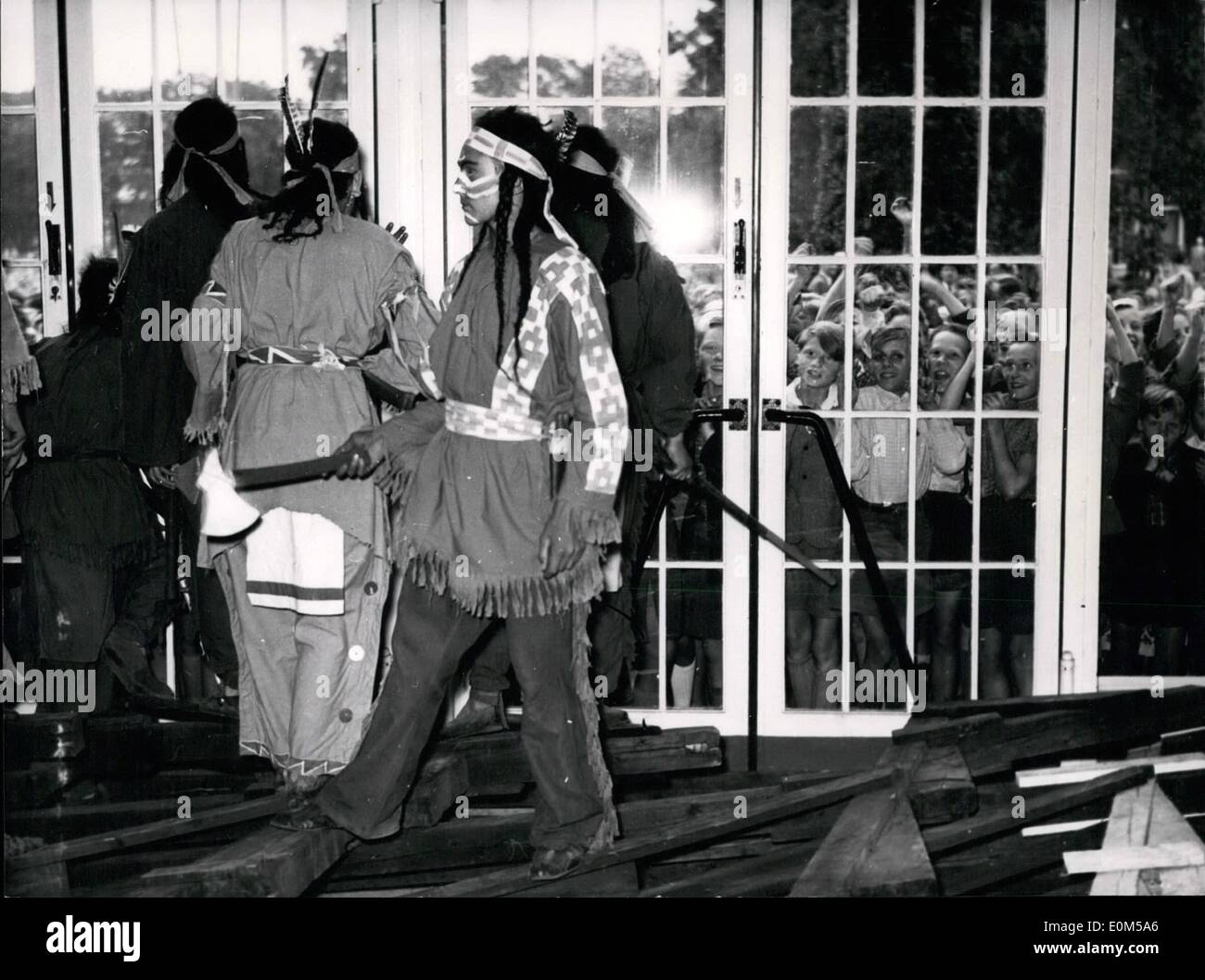 Aug. 08, 1953 - 5000 children fighting ''Indian'' tribe.: In Planten and Blomen (Hamburg) 5000 children attacked a group of 90 ''Indians'' of the Karl-May festive play from Bad Seegeberg after the group had given a preformance of 20 minutes only and the children felt therefore disaapointed. This well-mean performance ended in a great war. The children were hunting the Indians who had to hide themselves in the exhibition halls. The children destroyed the benches, wanted to get back and entrance fees and the police had great pains to deal with the small pale-faces Stock Photo
